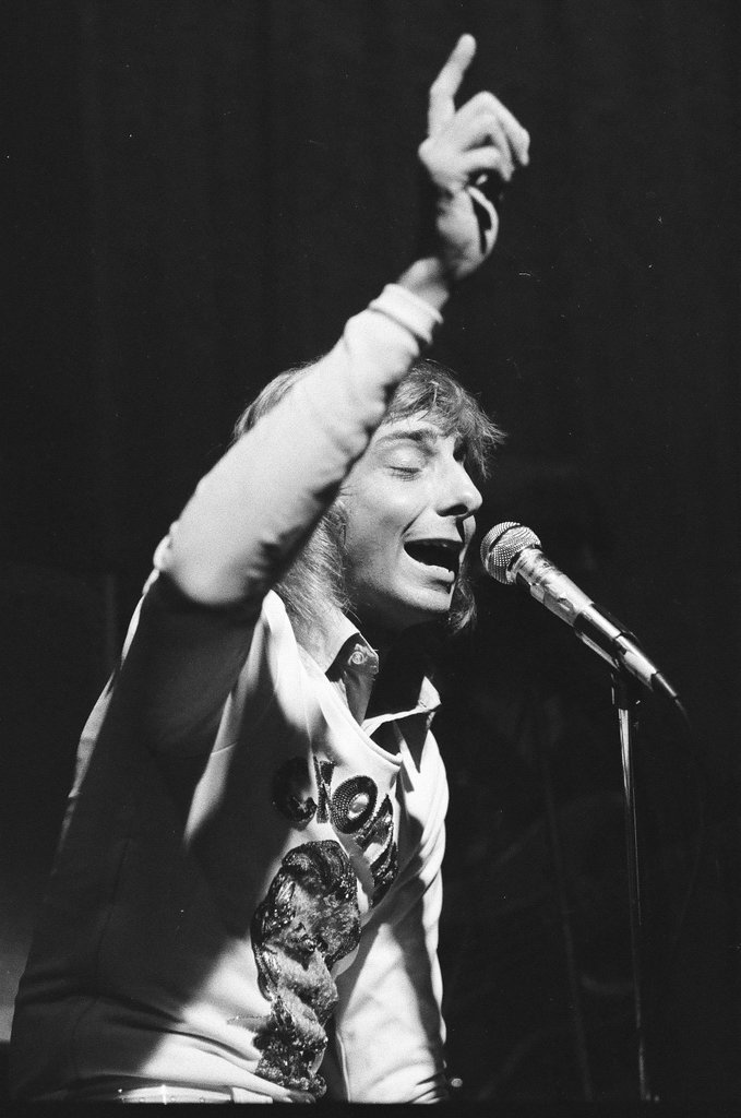 Barry Manilow performs at Mister Kelly's - Don Bierman for Chicago Sun-Times