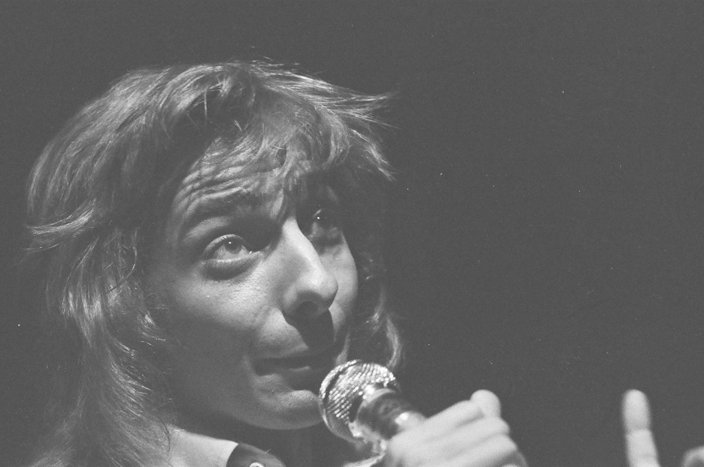 Barry Manilow performs at Mister Kelly's - Don Bierman for Chicago Sun-Times