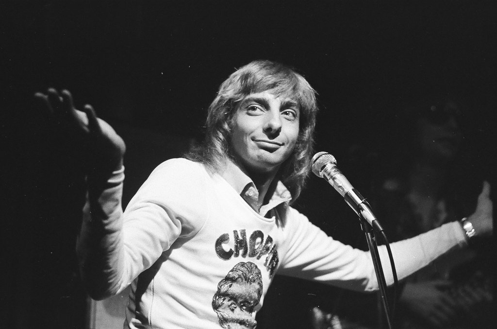 Barry Manilow performs at Mister Kelly's - Don Bierman for Chicago Sun-Times