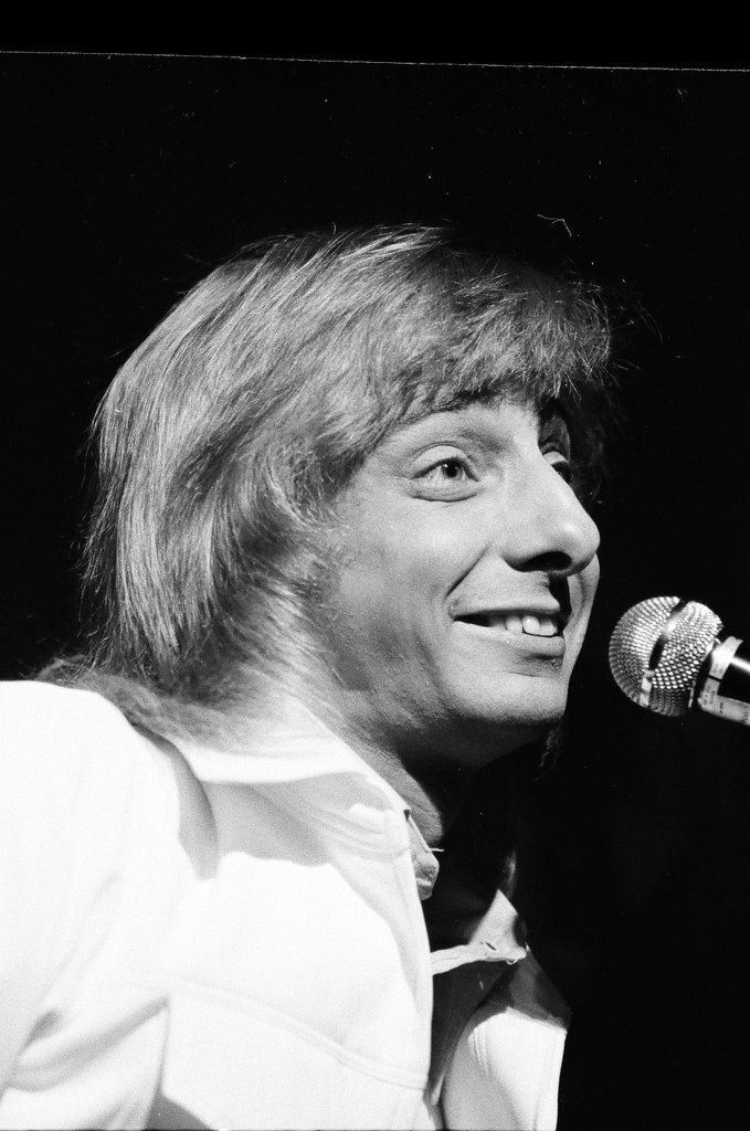 Barry Manilow performs at Mister Kelly's - Don Bierman for Chicago Sun-Times