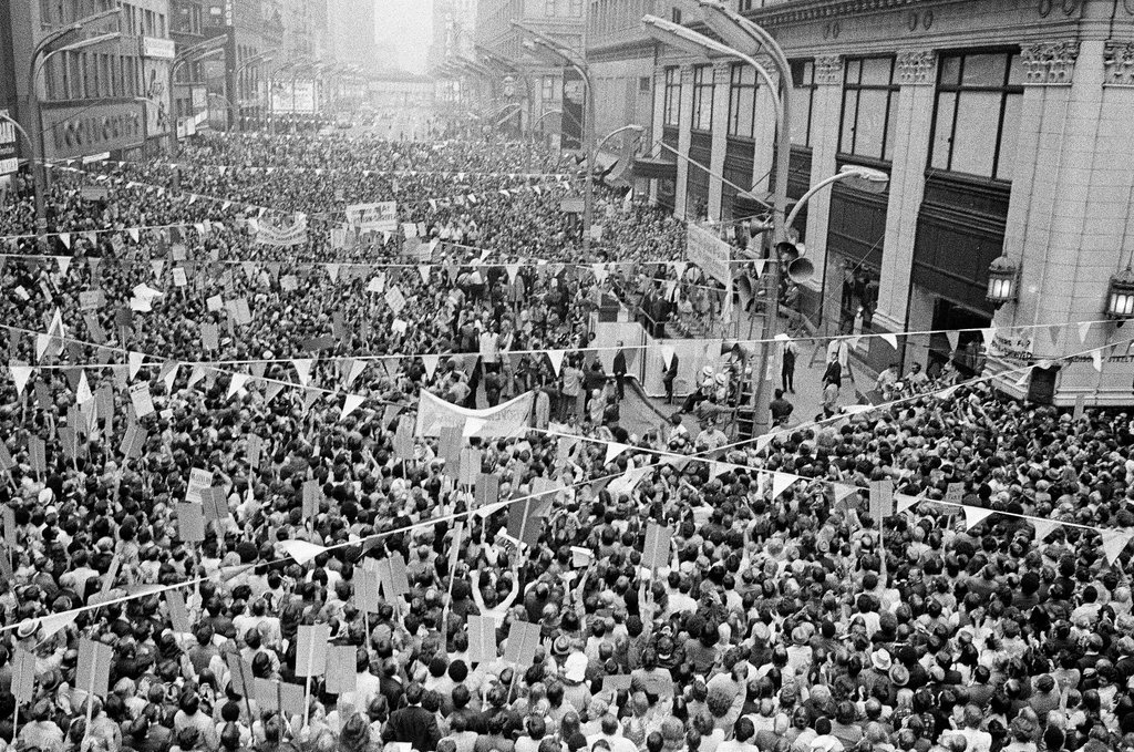 People attend rainy McGovern rally - Peters (Clarence or Pete) for Chicago Sun-Times