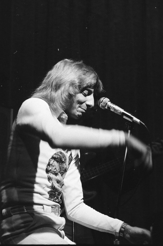 Barry Manilow performs at Mister Kelly's - Don Bierman for Chicago Sun-Times