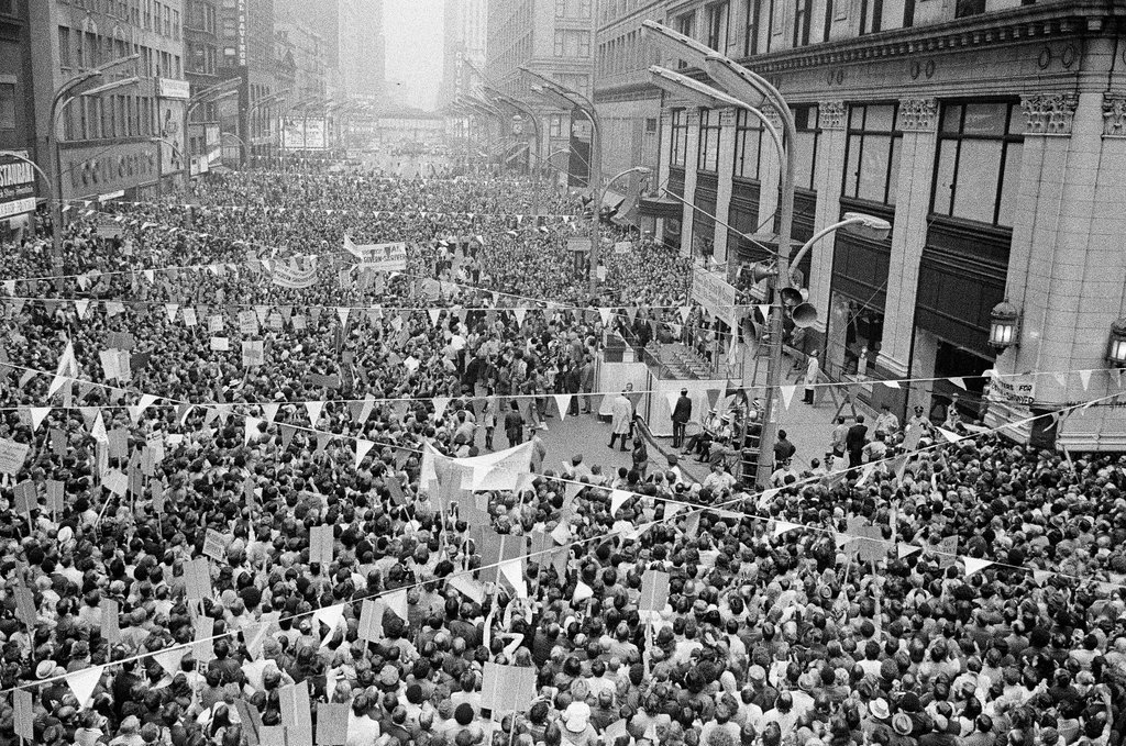 People attend rainy McGovern rally - Peters (Clarence or Pete) for Chicago Sun-Times