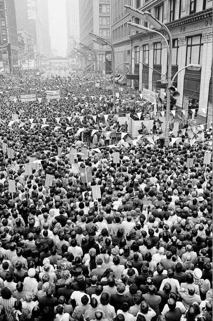 People attend rainy McGovern rally - Peters (Clarence or Pete) for Chicago Sun-Times