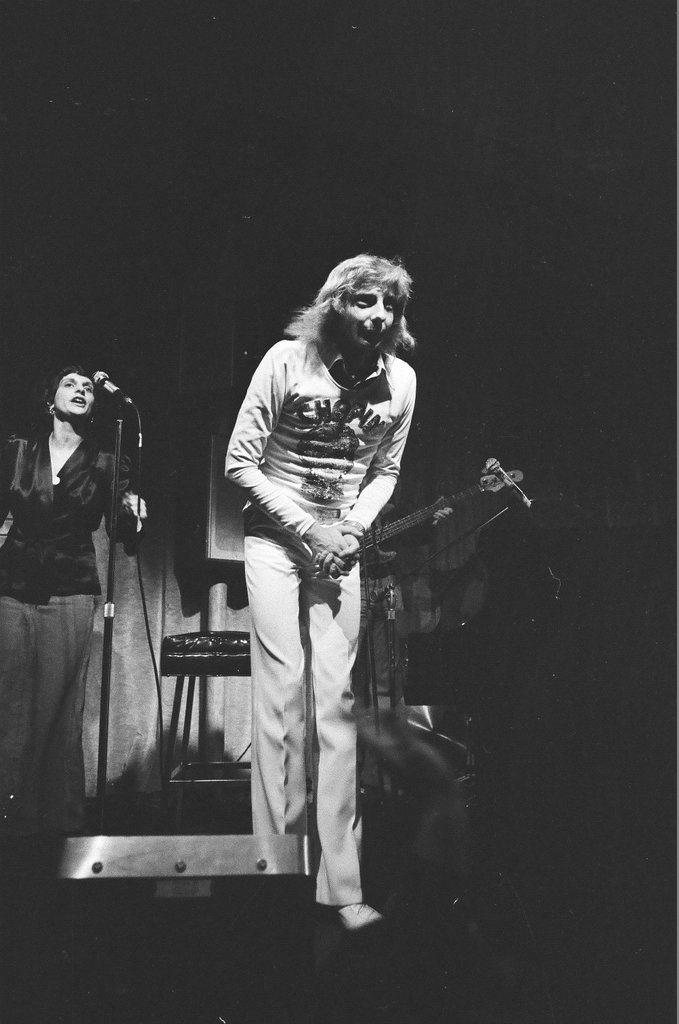 Barry Manilow performs at Mister Kelly's - Don Bierman for Chicago Sun-Times