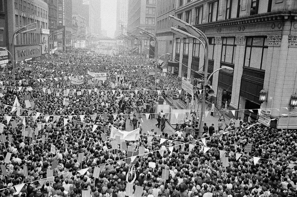 People attend rainy McGovern rally - Peters (Clarence or Pete) for Chicago Sun-Times