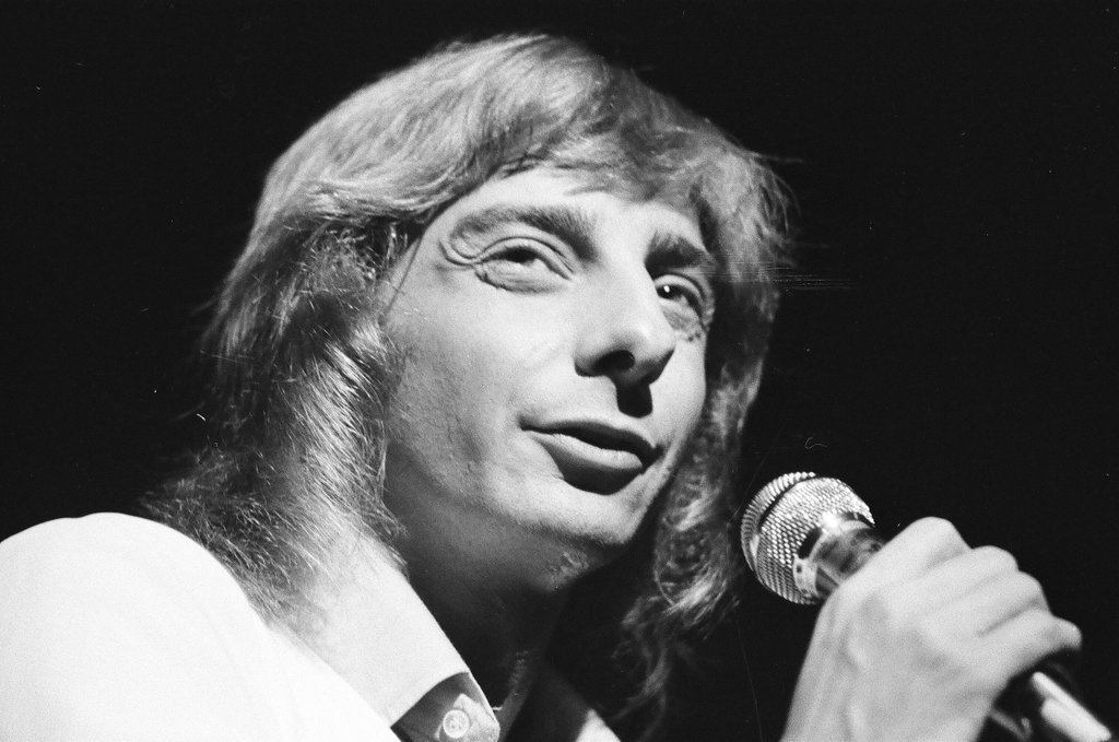 Barry Manilow performs at Mister Kelly's - Don Bierman for Chicago Sun-Times