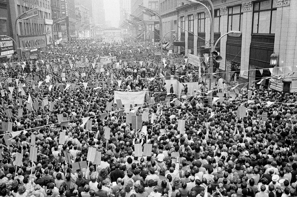People attend rainy McGovern rally - Peters (Clarence or Pete) for Chicago Sun-Times