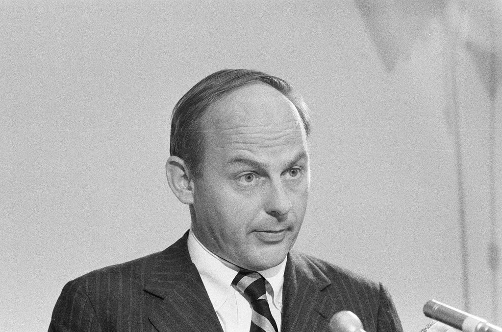 Adlai Stevenson at a press conference - Joe Kordick for Chicago Sun-Times