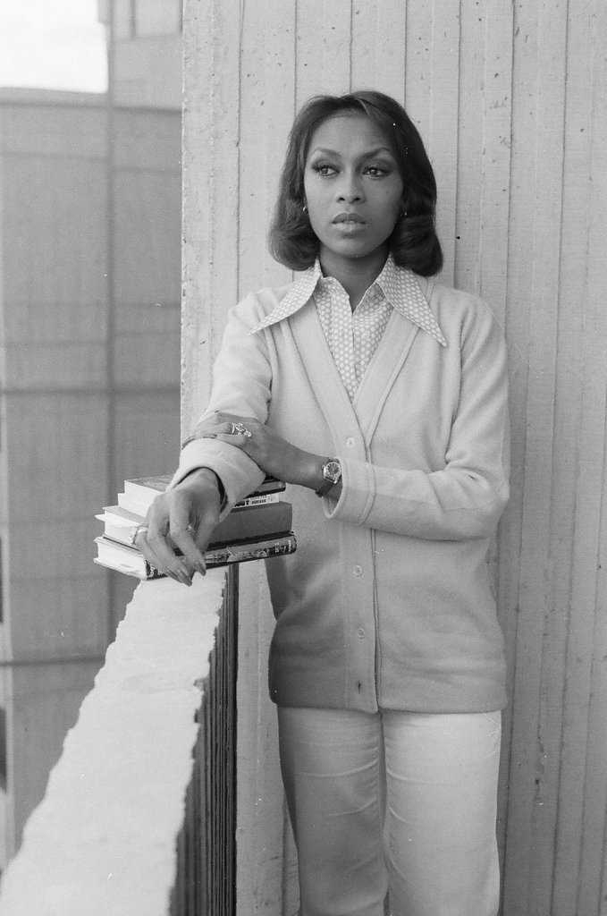 Lola Falana posing with stack of books - Fred Stein for Chicago Daily News