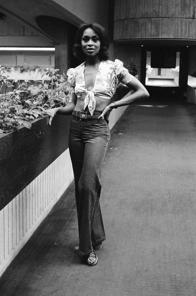 Lola Falana poses at hotel - Fred Stein for Chicago Daily News