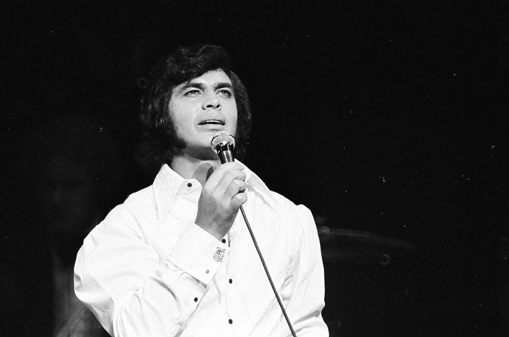 Englebert Humperdinck performs at Arie Crown Theater - Perry C. Riddle for Chicago Sun-Times