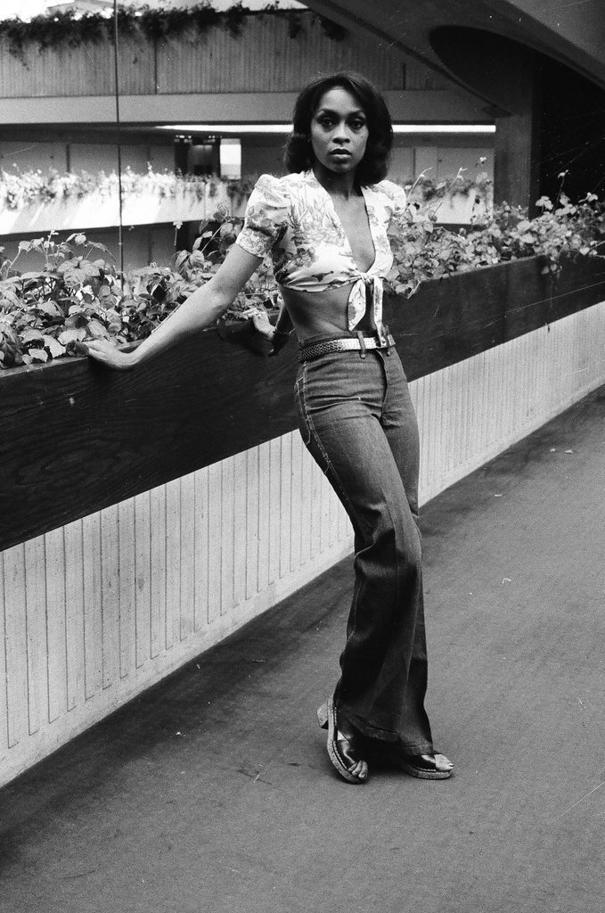 Lola Falana poses at hotel - Fred Stein for Chicago Daily News