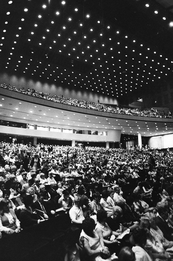 Crowd attending Engelbert Humperdinck concert - Jack Lenahan for Chicago Sun-Times