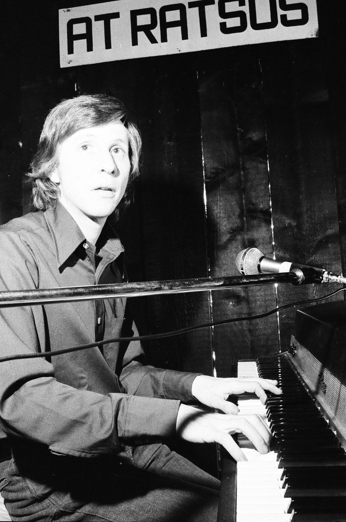 Barry Miles plays piano - Larry Graff for Chicago Sun-Times