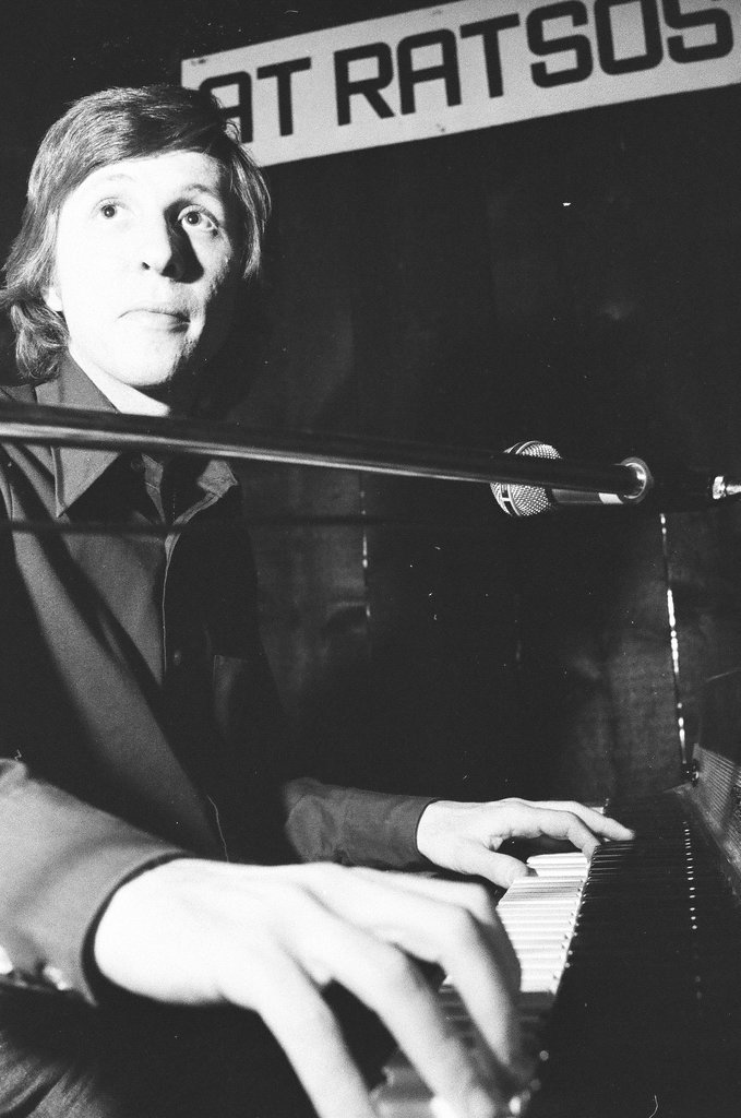 Barry Miles plays piano - Larry Graff for Chicago Sun-Times