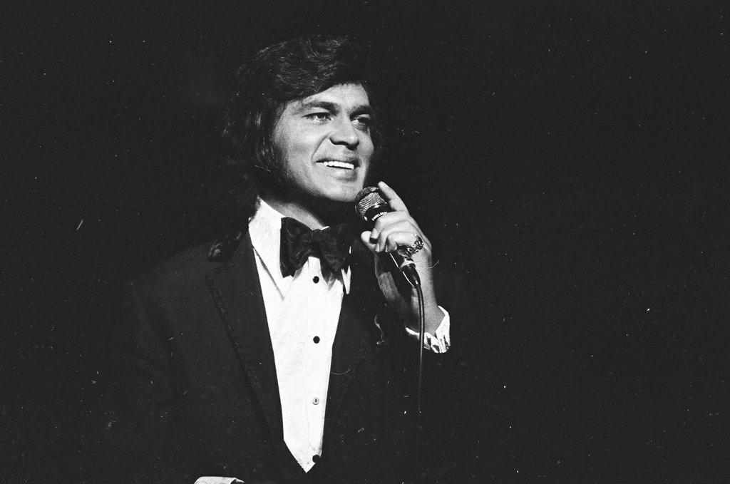 Englebert Humperdinck performs at Arie Crown Theater - Perry C. Riddle for Chicago Sun-Times