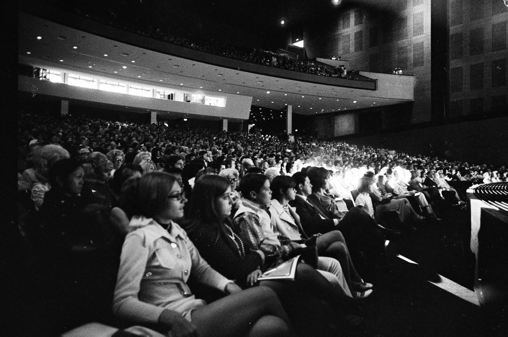 Crowd attending Engelbert Humperdinck concert - Jack Lenahan for Chicago Sun-Times