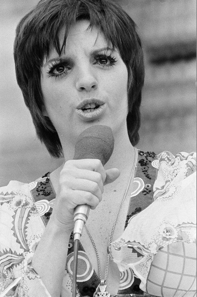 Liza Minnelli performs at Cook County Jail - James (Jim) Klepitsch for Chicago Sun-Times
