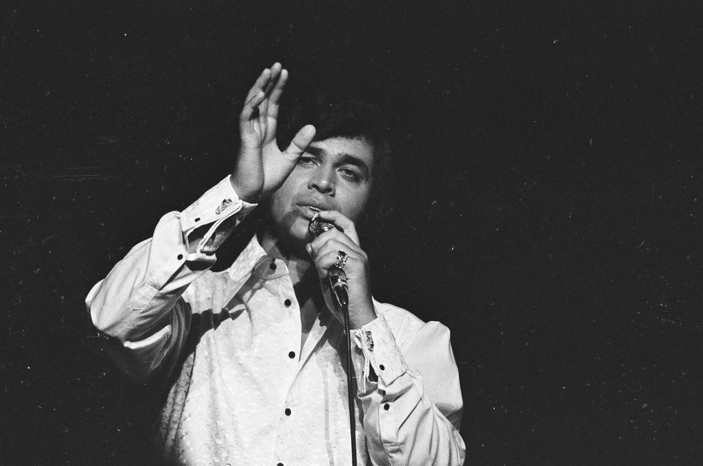 Englebert Humperdinck performs at Arie Crown Theater - Perry C. Riddle for Chicago Sun-Times