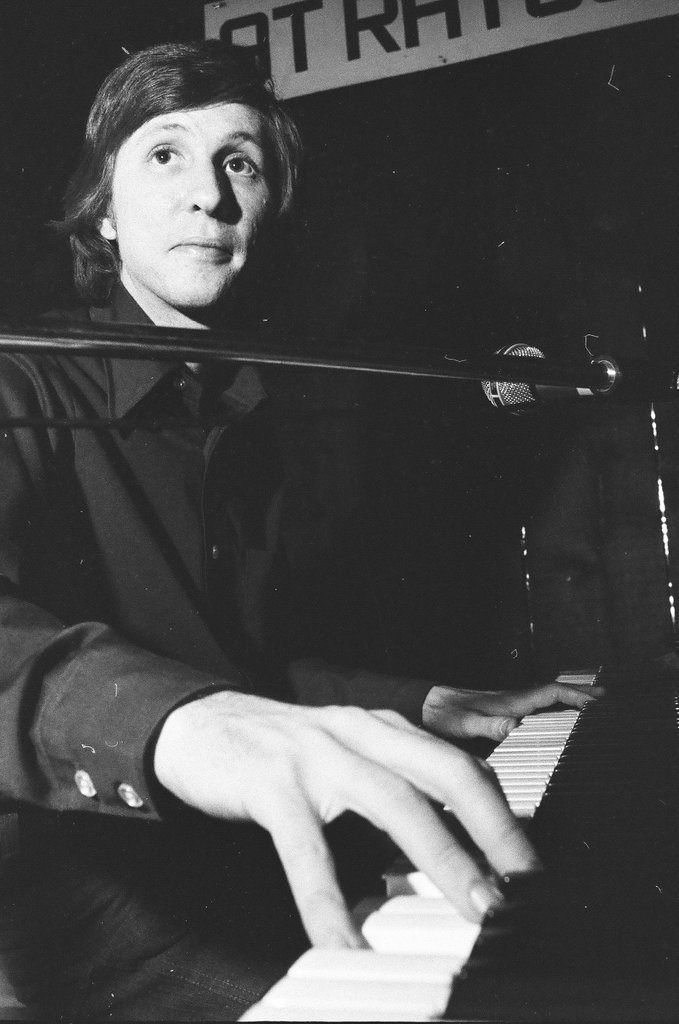 Barry Miles plays piano - Larry Graff for Chicago Sun-Times