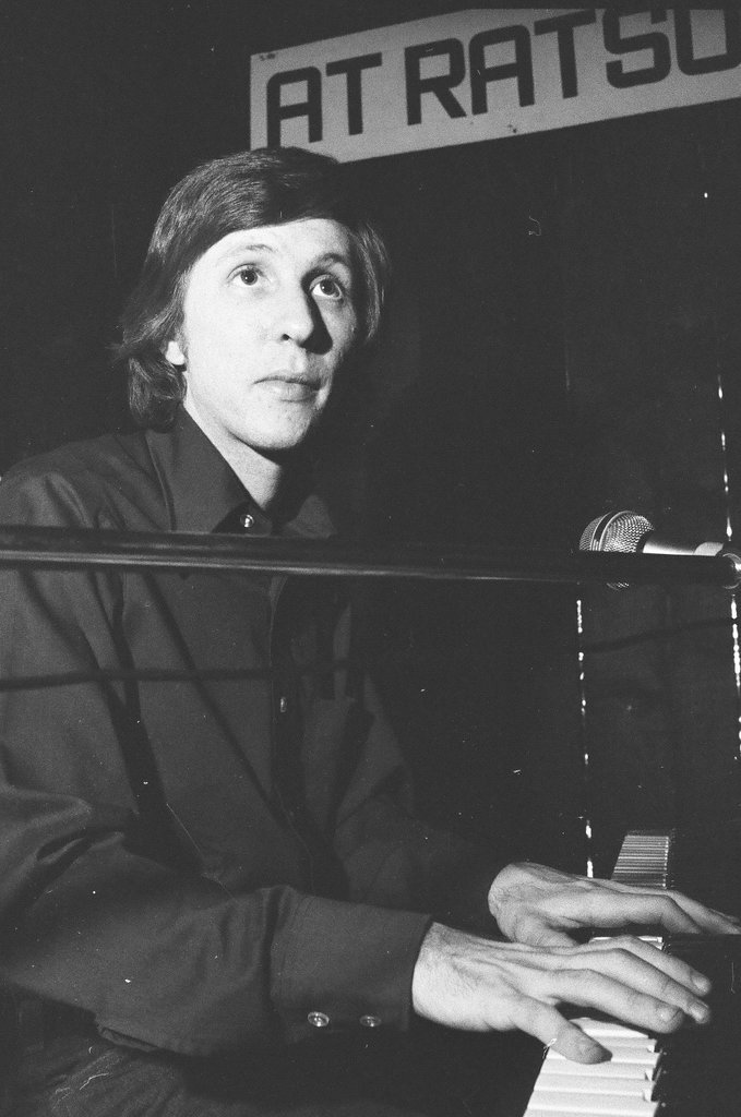 Barry Miles plays piano - Larry Graff for Chicago Sun-Times