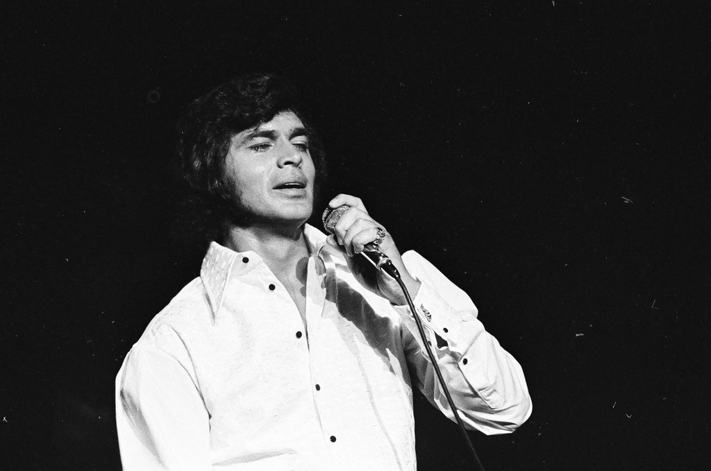 Englebert Humperdinck performs at Arie Crown Theater - Perry C. Riddle for Chicago Sun-Times