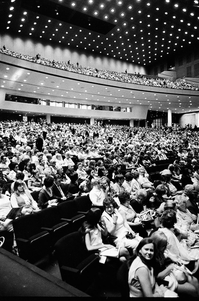 Crowd attending Engelbert Humperdinck concert - Jack Lenahan for Chicago Sun-Times