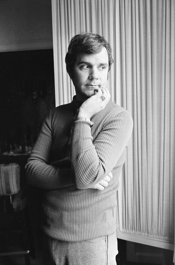Rich Little imitating rich people - Peters (Clarence or Pete) for Chicago Sun-Times