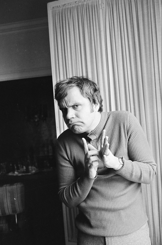 Rich Little imitating rich people - Peters (Clarence or Pete) for Chicago Sun-Times