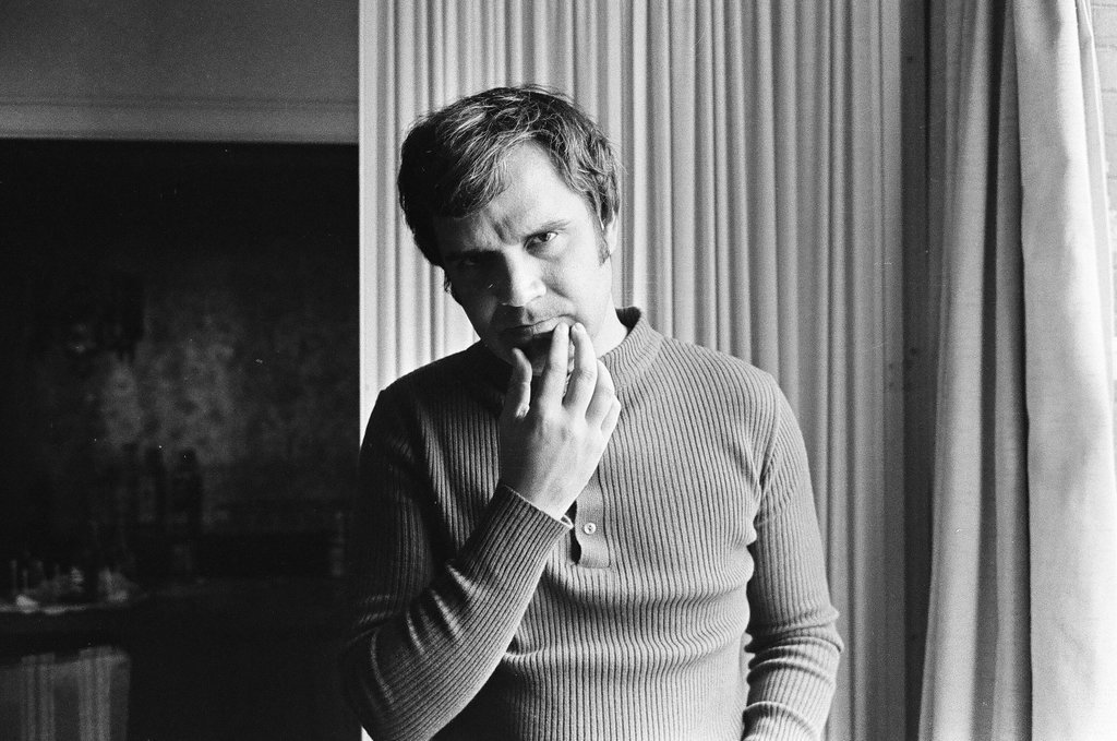 Rich Little imitating rich people - Peters (Clarence or Pete) for Chicago Sun-Times