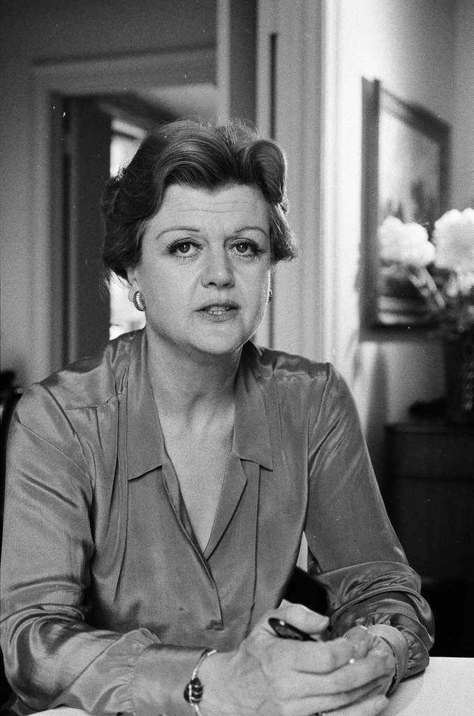 Angela Lansbury sits in hotel suite - Chicago Sun-Times