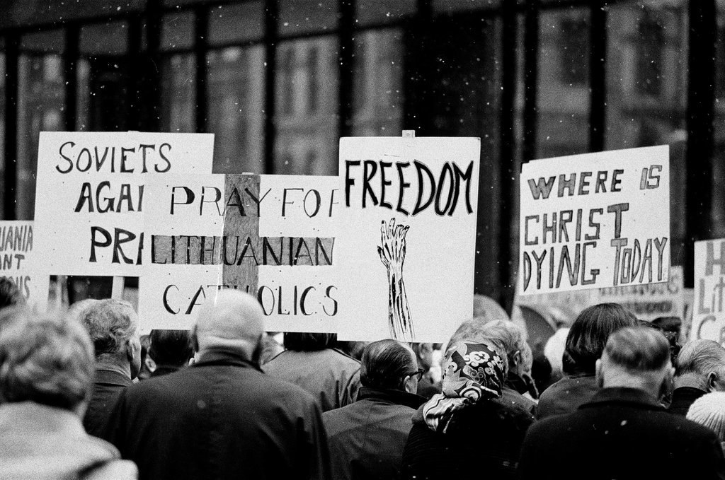 Lithuanians protest at Civic Center - Chicago Sun-Times