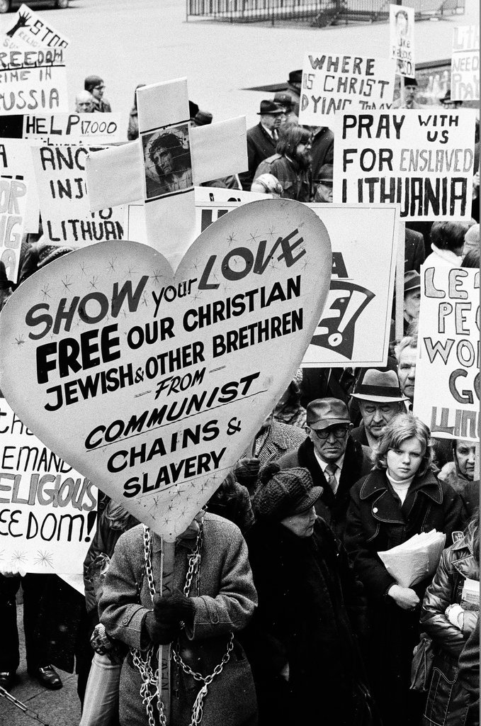 Lithuanians protest at Civic Center - Chicago Sun-Times