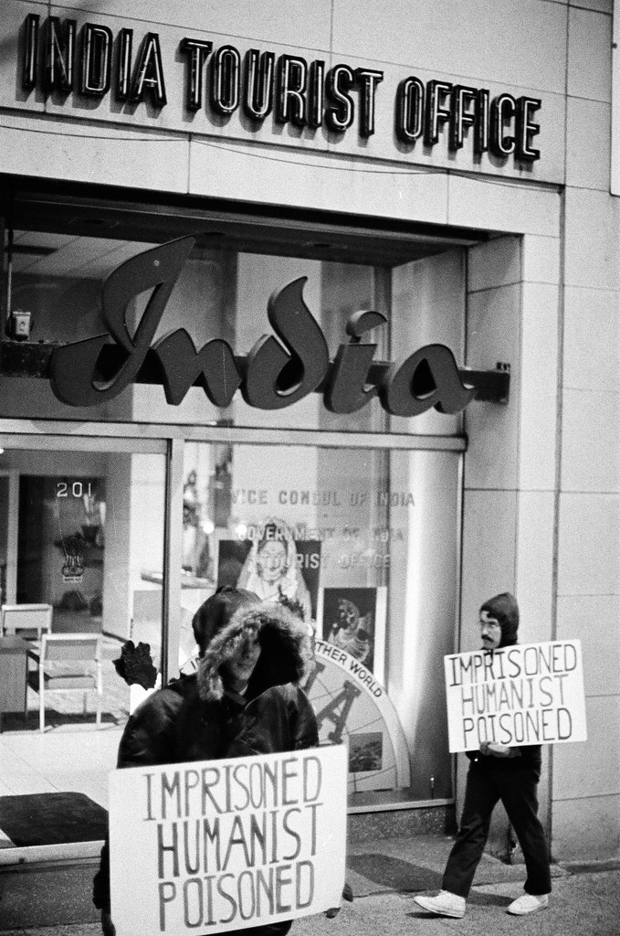 People picket India Tourist Office - Chicago Sun-Times