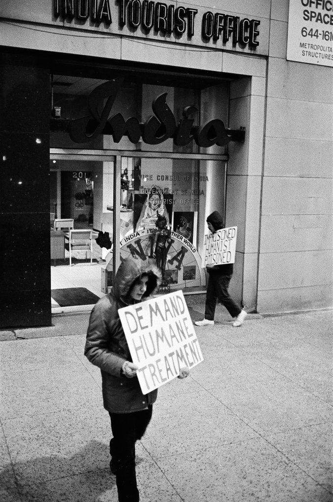 People picket India Tourist Office - Chicago Sun-Times