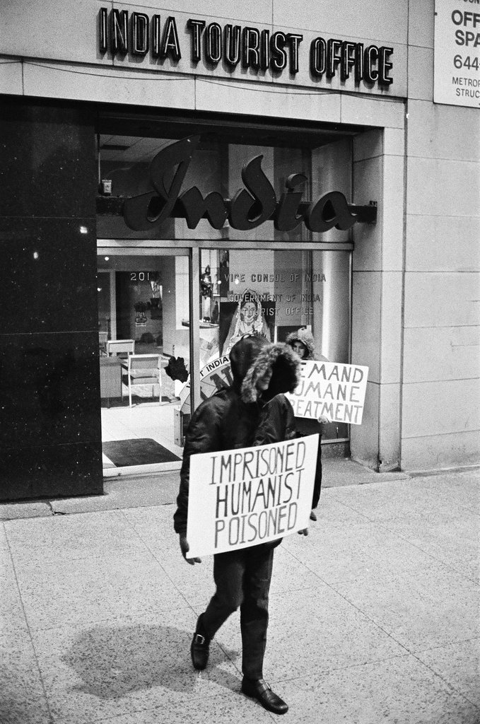 People picket India Tourist Office - Chicago Sun-Times