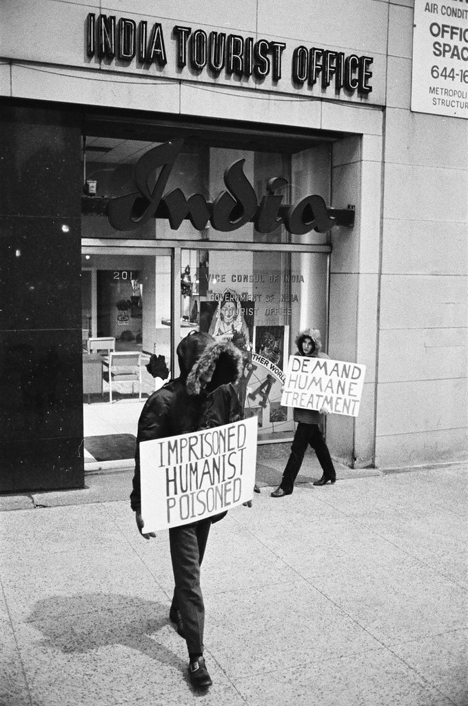 People picket India Tourist Office - Chicago Sun-Times