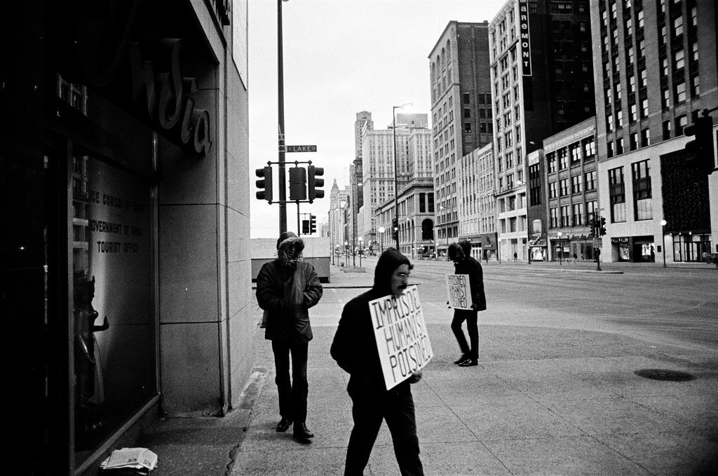 People picket India Tourist Office - Chicago Sun-Times