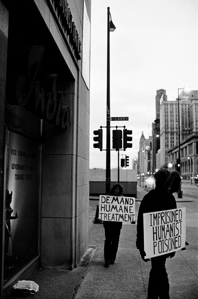 People picket India Tourist Office - Chicago Sun-Times