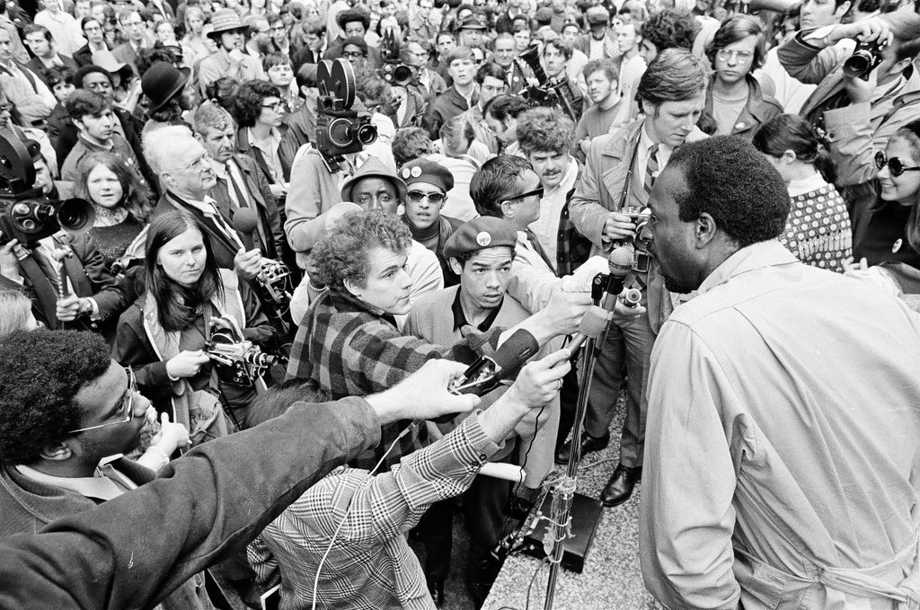 Abbie Hoffman and others at demonstration outside Federal Building - Chicago Sun-Times