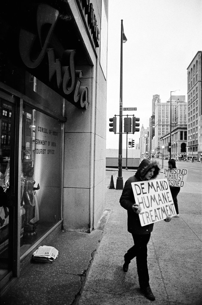 People picket India Tourist Office - Chicago Sun-Times