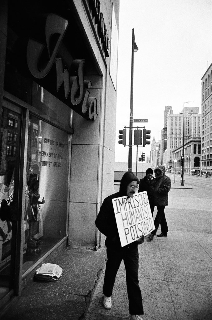 People picket India Tourist Office - Chicago Sun-Times