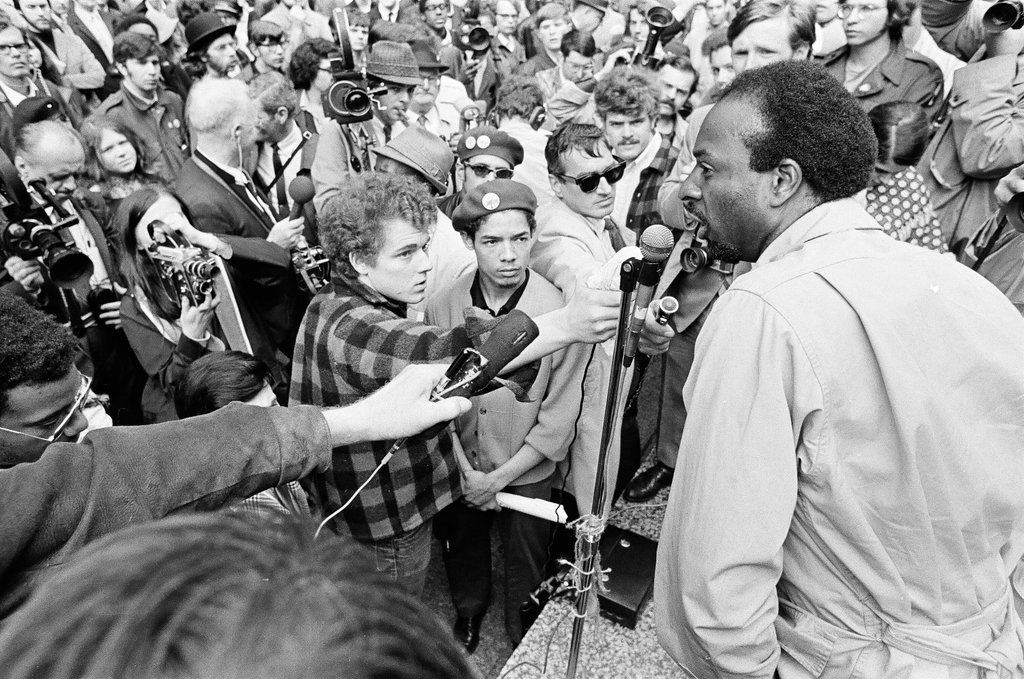 Abbie Hoffman and others at demonstration outside Federal Building - Chicago Sun-Times