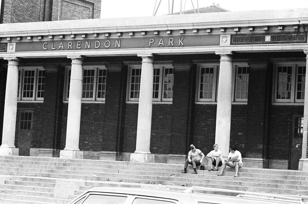 Kids hanging out at Clarendon Park - Chicago Sun-Times