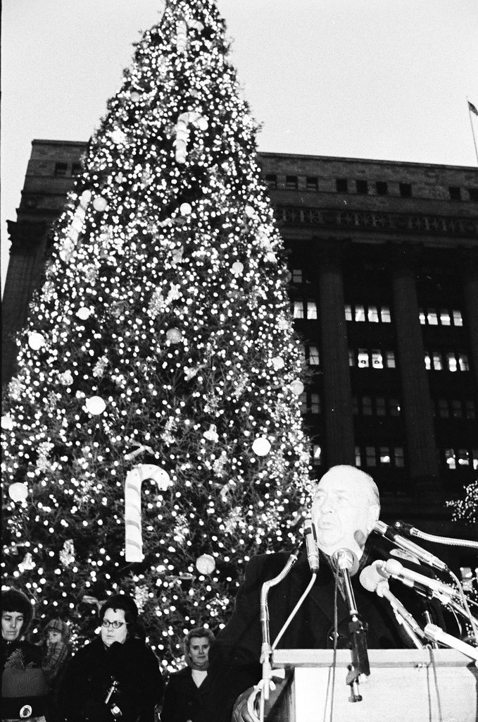 Mayor Daley lights up the Civic Center Christmas tree - Chicago Sun-Times
