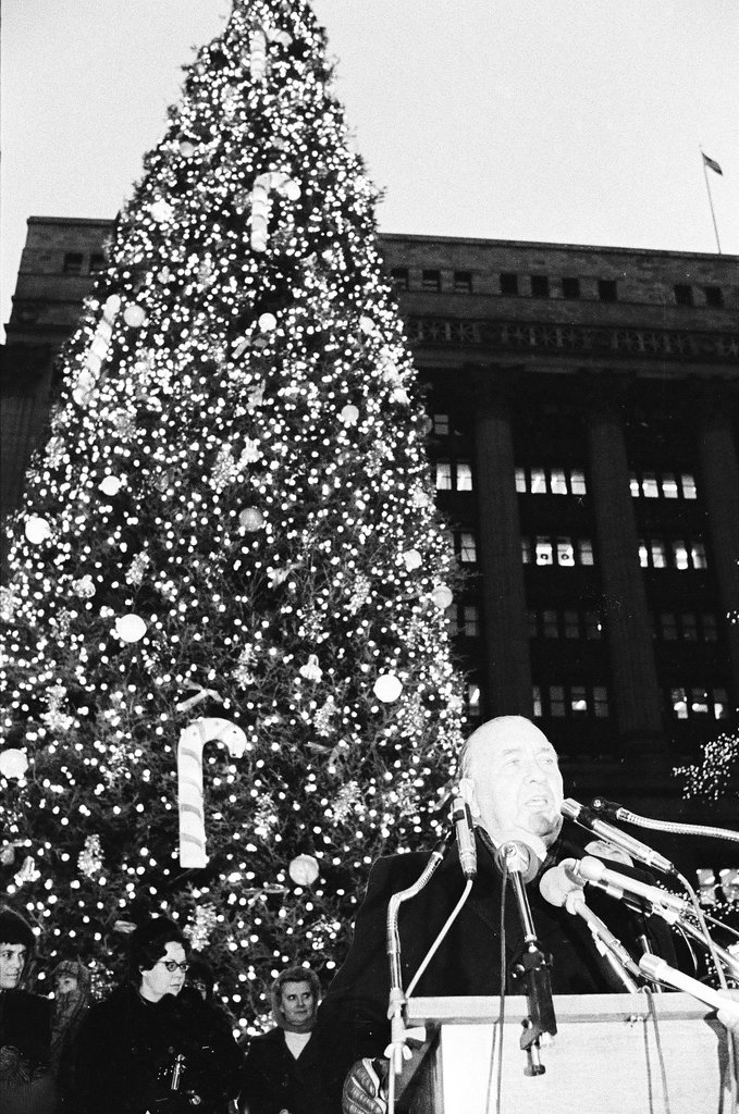 Mayor Daley lights up the Civic Center Christmas tree - Chicago Sun-Times
