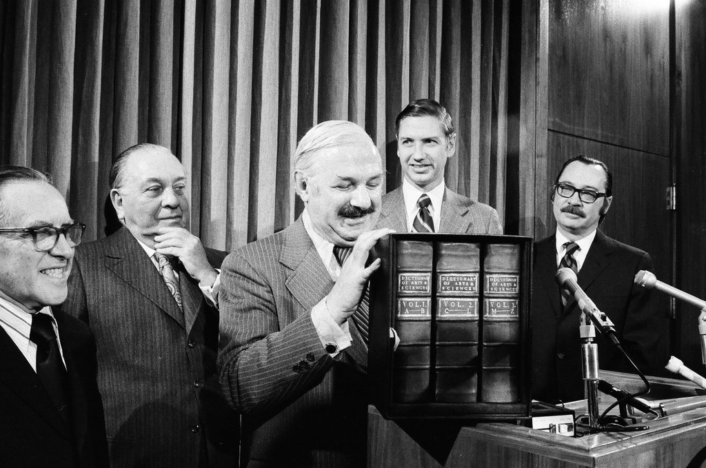 Mayor Daley receives Encyclopedia Britannica - Chicago Sun-Times