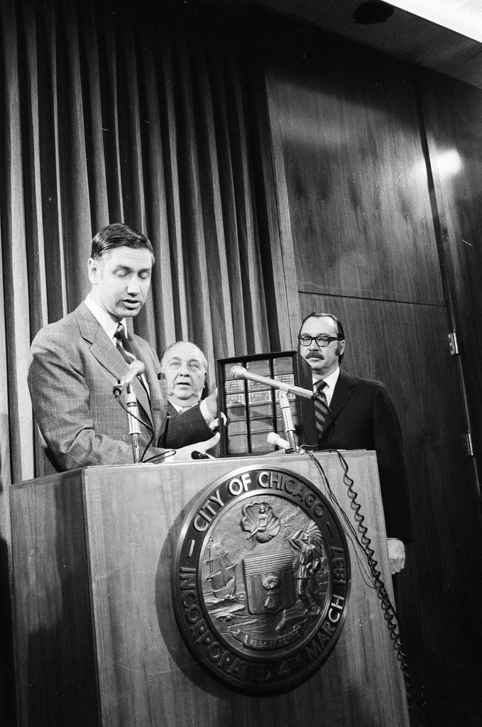 Mayor Daley receives Encyclopedia Britannica - Chicago Sun-Times