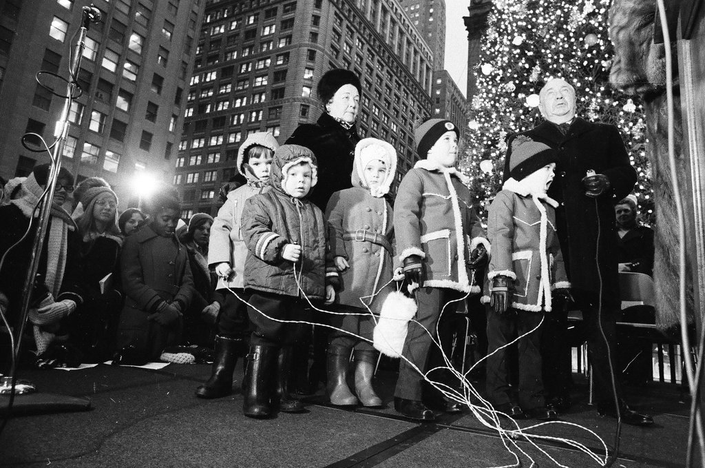 Mayor Daley's grandchildren light the Civic Center Christmas tree - Chicago Sun-Times